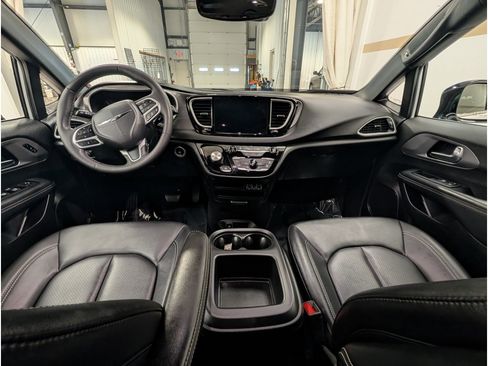Used 2025 Chrysler Pacifica Select FWD image 10