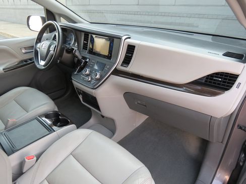 Used 2015 Toyota Sienna XLE Premium image 39