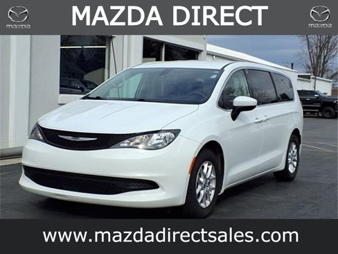 Used 2022 Chrysler Voyager LX image 9