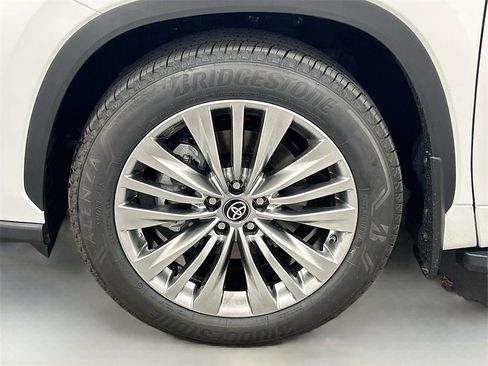 New 2025 Toyota Highlander Platinum image 30