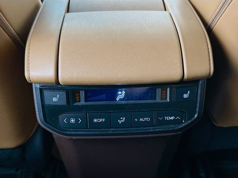 Used 2021 Toyota Highlander Platinum image 29