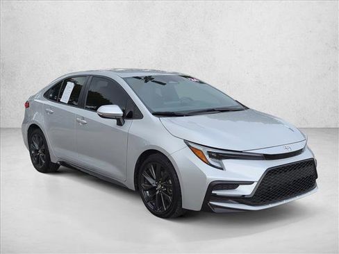 Used 2024 Toyota Corolla SE image 3