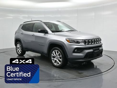 Used 2023 Jeep Compass Latitude image 1