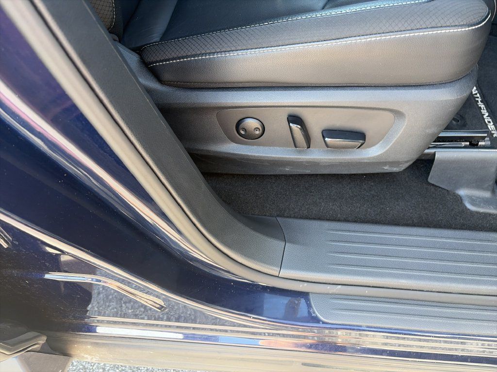Used 2025 Nissan Pathfinder SL FWD image 34