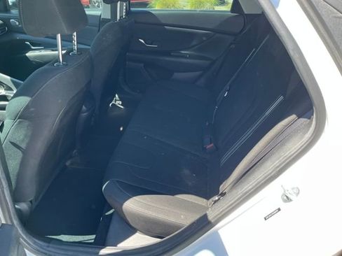 Used 2022 Hyundai Elantra SEL w/ Convenience Package image 3