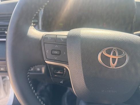 Used 2025 Toyota Camry SE image 13