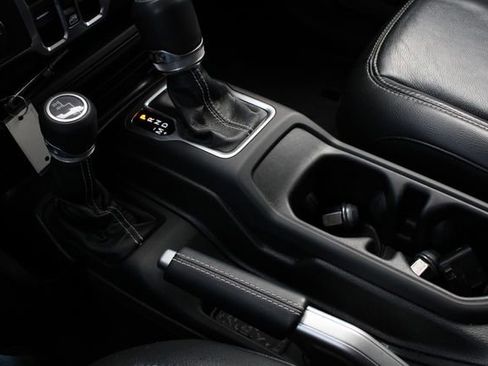 Used 2018 Jeep Wrangler Unlimited Sahara AWD/4WD image 15