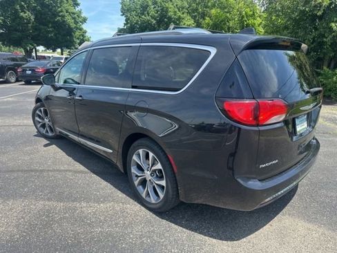 Used 2017 Chrysler Pacifica Limited FWD image 3