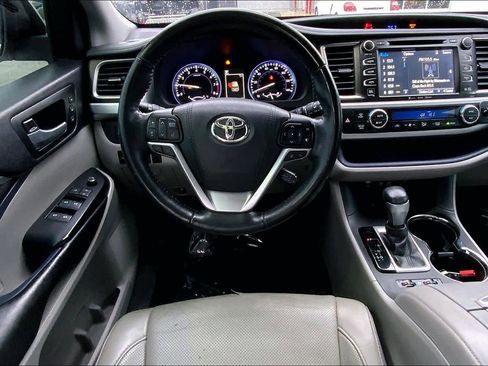 Used 2017 Toyota Highlander Limited Platinum image 5