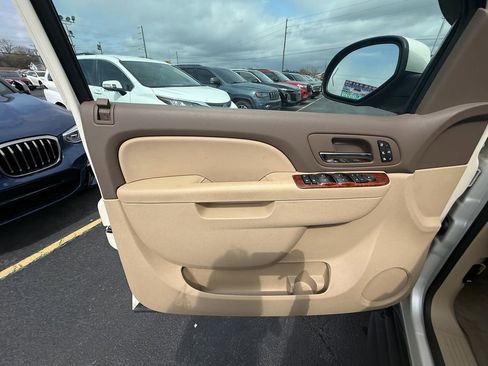 Used 2011 GMC Yukon SLT w/ SLT-2 Equipment Package image 11