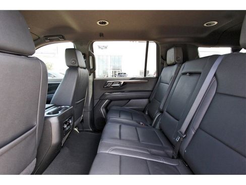 Used 2025 Chevrolet Suburban Z71 image 10