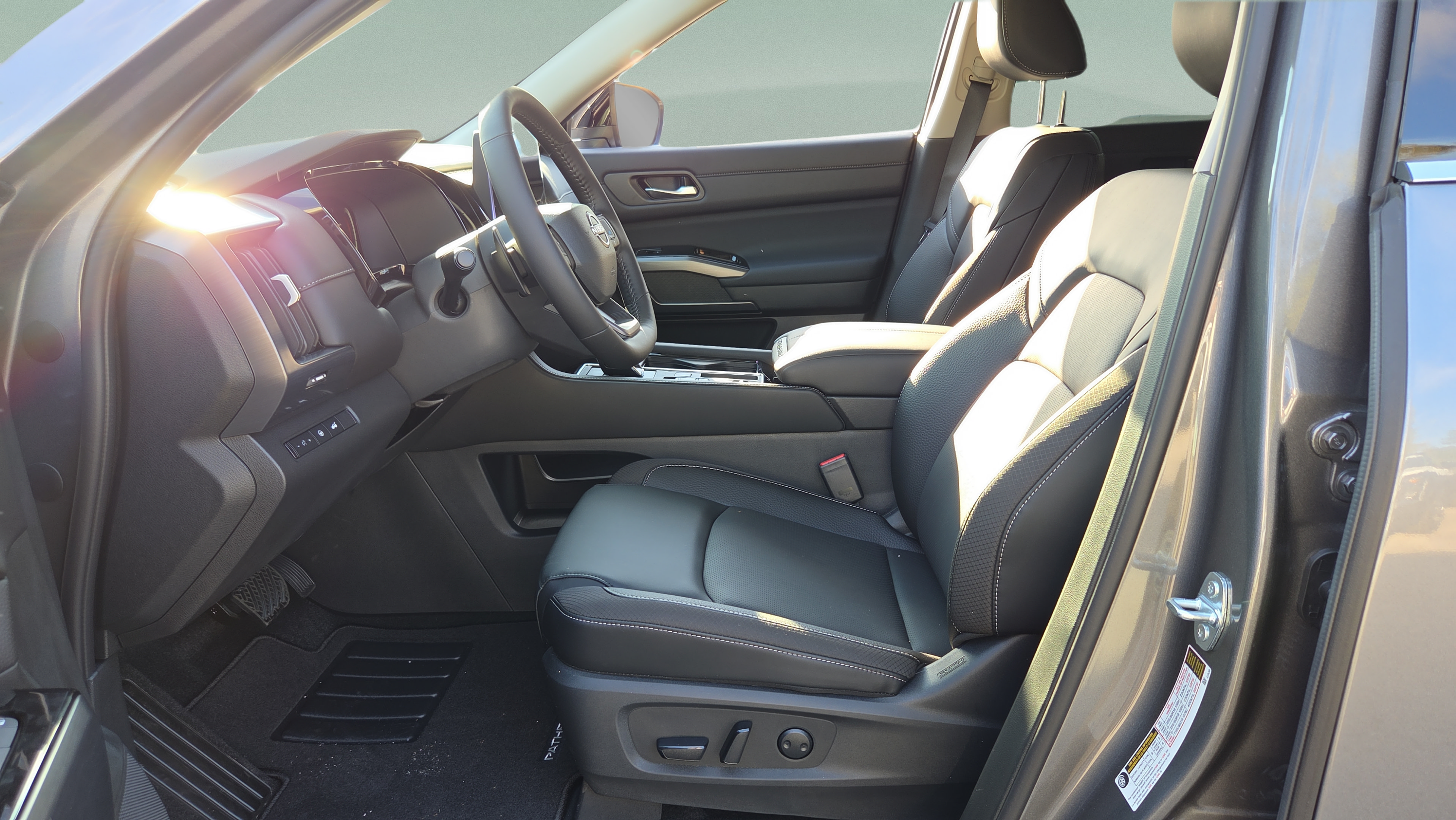 Used 2026 Nissan Pathfinder SL FWD image 9