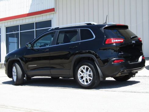 Used 2018 Jeep Cherokee Latitude Plus AWD/4WD image 9