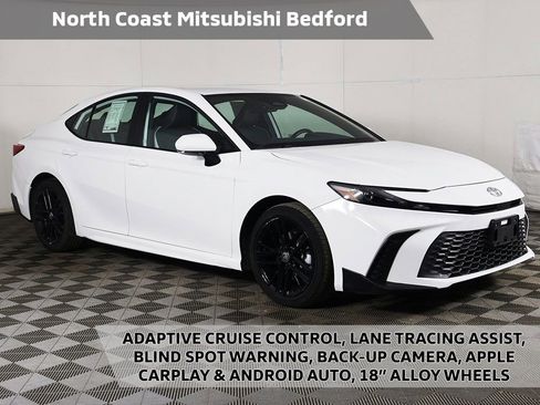 Used 2025 Toyota Camry SE FWD image 1
