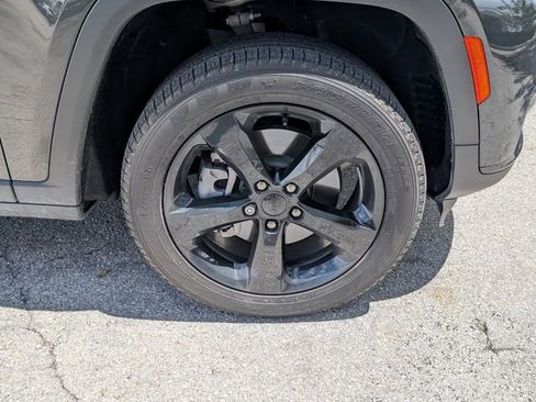 Used 2024 Jeep Grand Cherokee L Limited w/ Luxury Tech Group II image 15