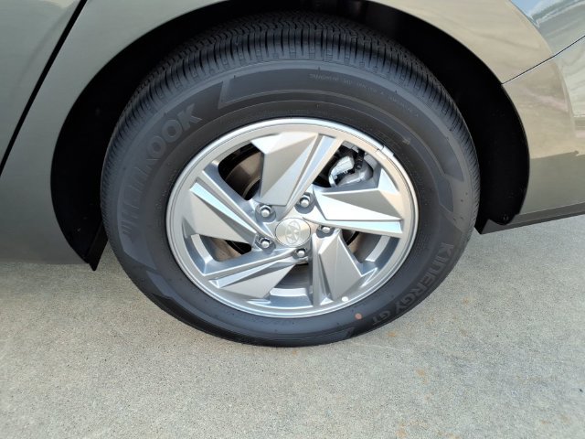 New 2026 Hyundai Elantra SE FWD image 18