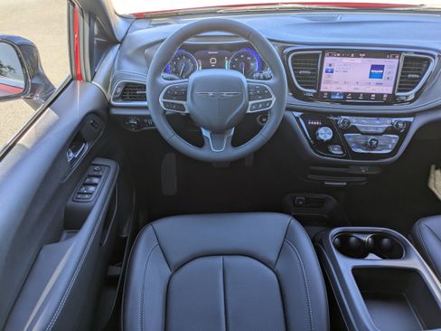 Used 2026 Chrysler Pacifica Select image 20