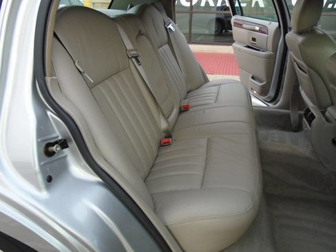 Used 2004 Lincoln Town Car Signature image 11