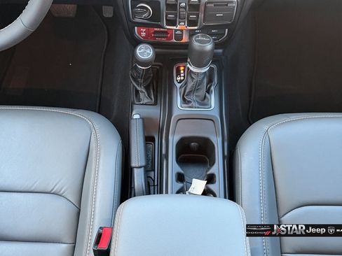 Used 2025 Jeep Gladiator Mojave AWD/4WD image 17