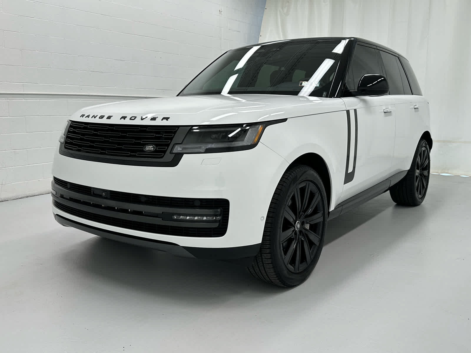Used 2025 Land Rover Range Rover SE AWD/4WD image 4