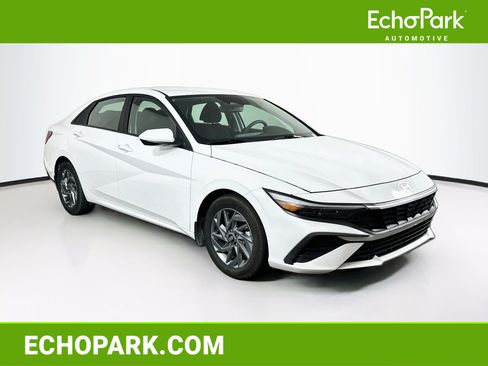 Used 2024 Hyundai Elantra SEL FWD image 1