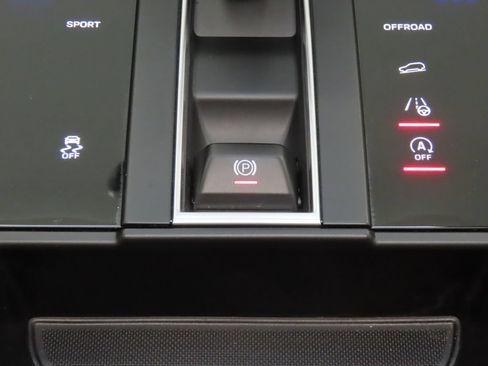 Certified 2025 Porsche Macan AWD/4WD image 28