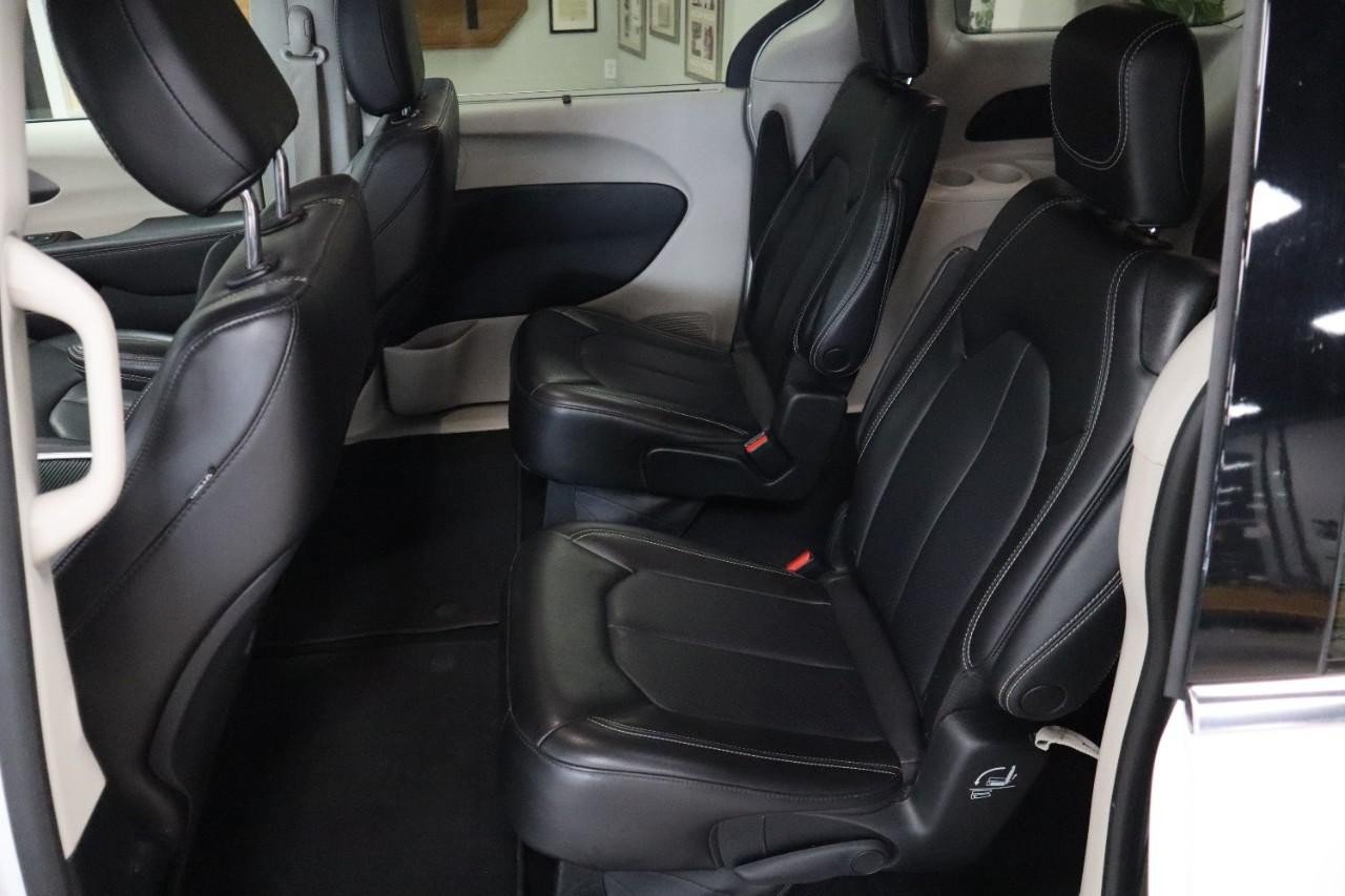 Used 2023 Chrysler Pacifica Touring-L FWD image 18