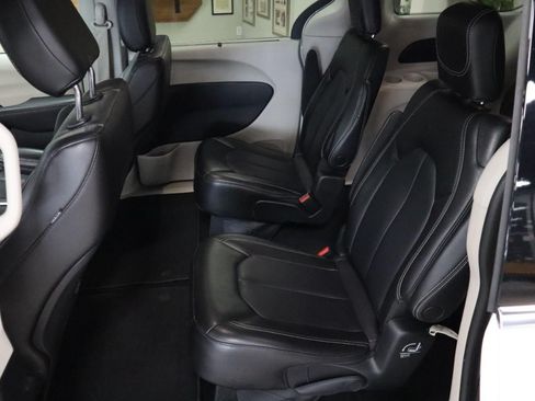 Used 2023 Chrysler Pacifica Touring-L FWD image 18
