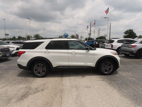 Used 2023 Ford Explorer XLT w/ Equipment Group 202A RWD image 10