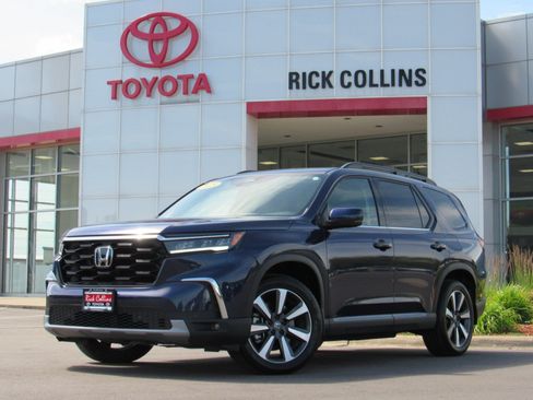 Used 2025 Honda Pilot Touring image 1