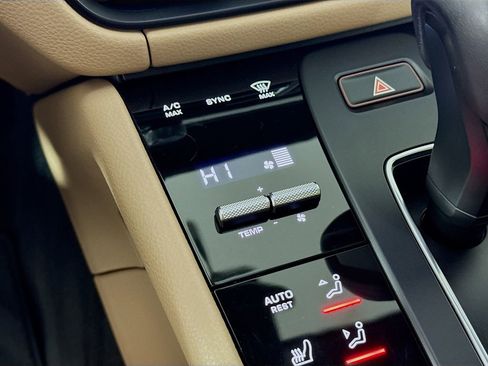 Certified 2023 Porsche Macan AWD/4WD image 17