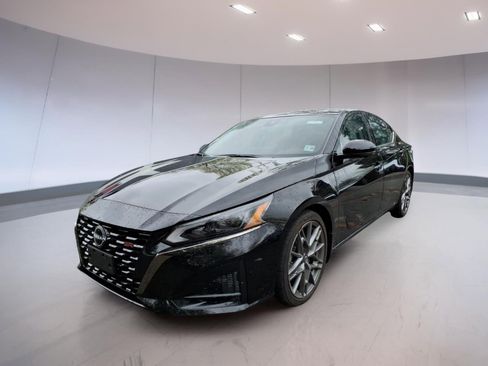Used 2023 Nissan Altima 2.0 SR FWD image 2
