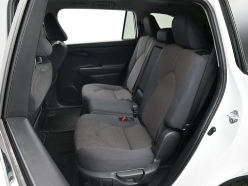 Used 2024 Toyota Highlander LE image 25