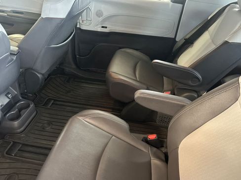 Used 2022 Toyota Sienna XSE w/ XSE Plus Package FWD image 4