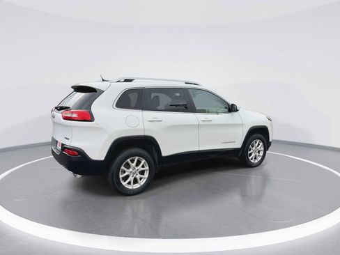 Used 2017 Jeep Cherokee Latitude AWD/4WD image 8