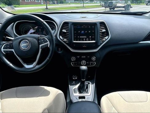 Used 2016 Jeep Cherokee Latitude w/ Comfort/Convenience Group AWD/4WD image 11