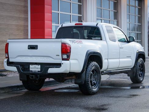 Used 2018 Toyota Tacoma TRD Off-Road w/ Technology Package image 3