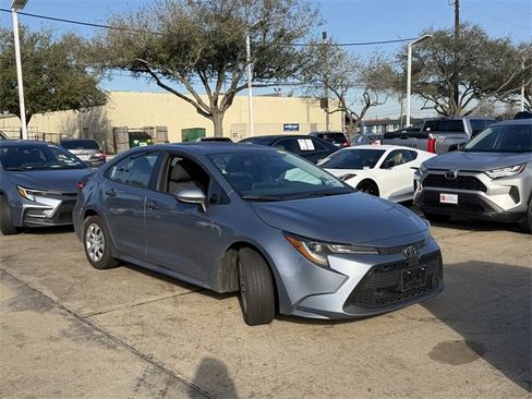 Used 2021 Toyota Corolla LE image 3