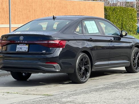 Certified 2025 Volkswagen Jetta SE image 4