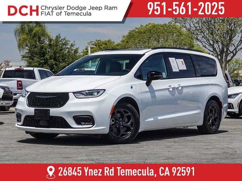 Used 2024 Chrysler Pacifica Premium FWD image 1
