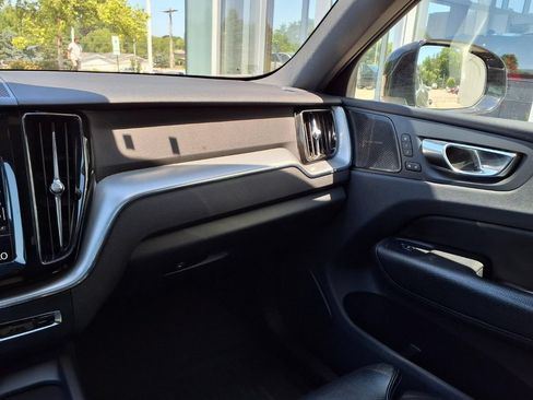 Used 2019 Volvo XC60 T5 Momentum w/ Multimedia Package AWD/4WD image 18
