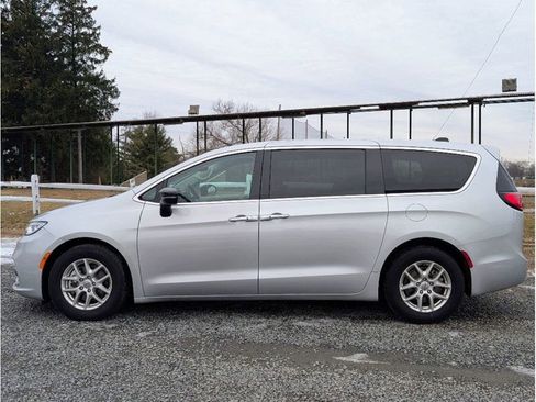 Used 2024 Chrysler Pacifica Touring-L image 4