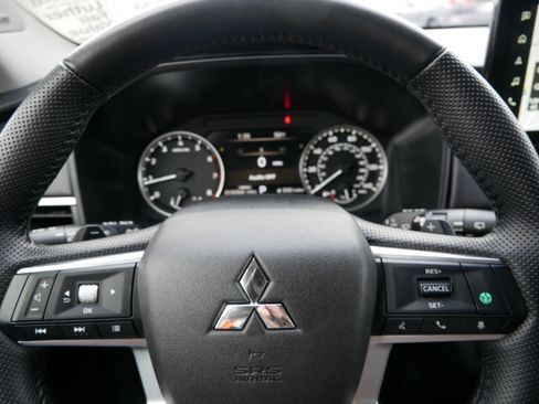 Used 2025 Mitsubishi Outlander SE image 25