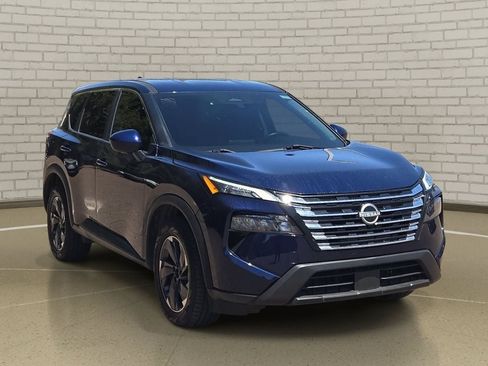 Used 2024 Nissan Rogue SV FWD image 3