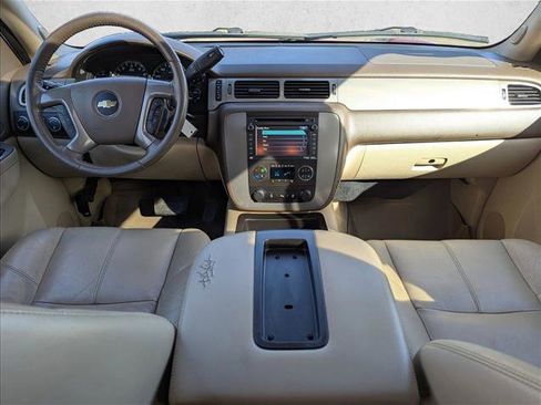 Used 2014 Chevrolet Suburban LT image 18