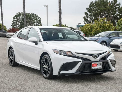 Used 2023 Toyota Camry SE FWD image 3