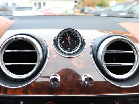 Used 2017 Bentley Bentayga image 39
