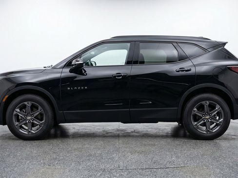 Used 2025 Chevrolet Blazer LT FWD image 5
