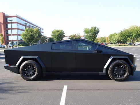 Used 2024 Tesla Cybertruck AWD Crew Cab image 24