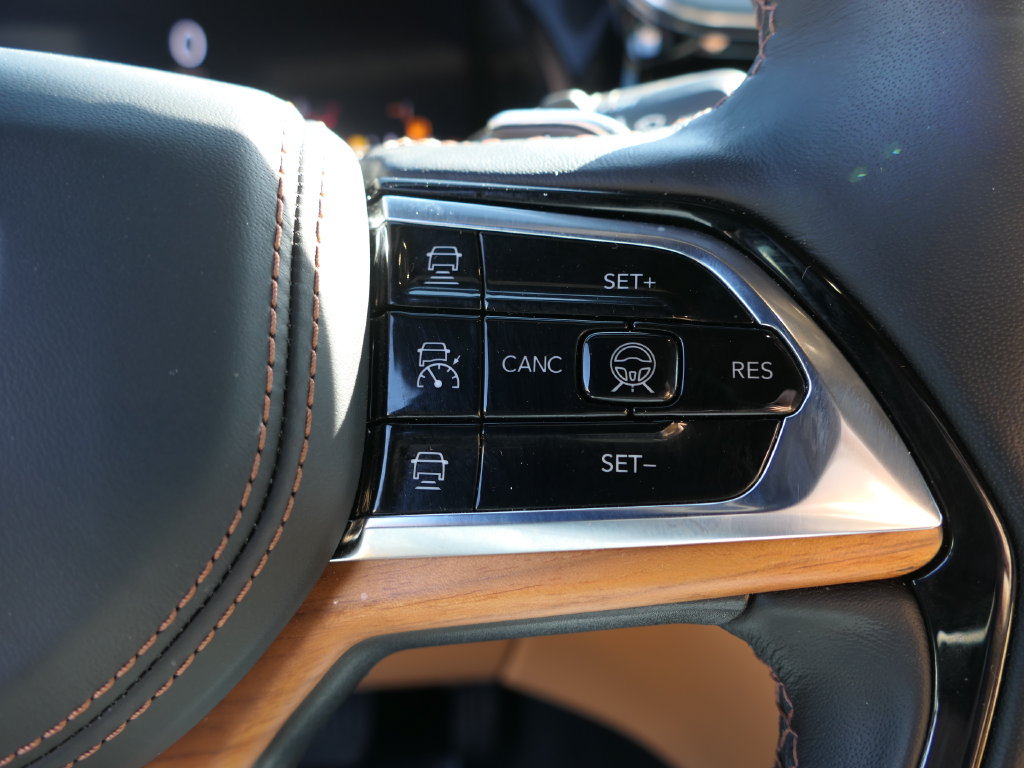 Used 2025 Jeep Grand Cherokee Summit AWD/4WD image 15